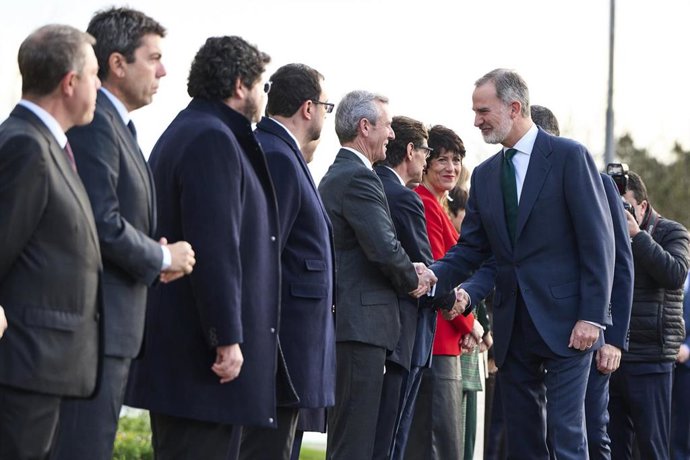 El presidente del Gobierno, Pedro Sánchez y el Rey, Felipe VI, saludan al presidente de la Xunta de galicia, Alfonso Rueda, a su llegada a la XXVII Conferencia de Presidentes, en el Palacio de la Magdalena, a 13 de diciembre de 2024, en Santander, Canta