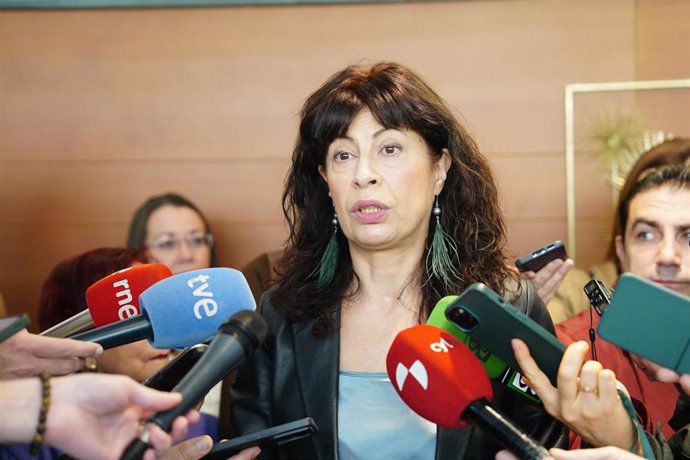 La ministra de Igualdad, Ana Redondo, atiende a los medios durante la visita al centro integral de atención a las agresiones sexuales.