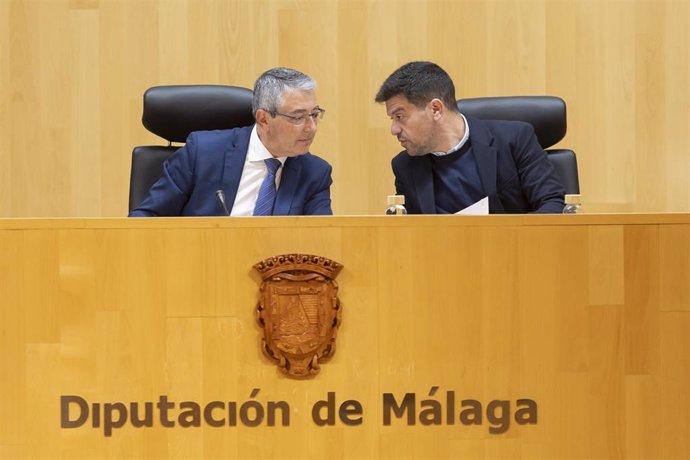 El presidente de la Diputación de Málaga, Francisco Salado, y el vicepresidente de la institución, Cristóbal Ortega, durante un momento de la celebración de un pleno extraordinario.