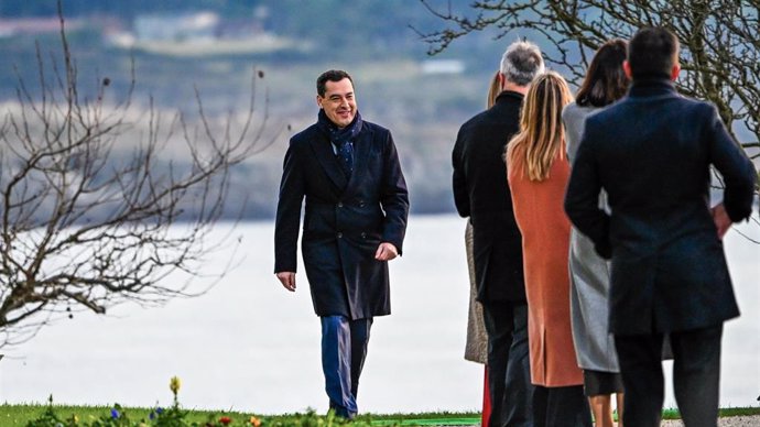 El presidente de la Junta de Andalucía, Juanma Moreno, a su llegada a la XXVII Conferencia de Presidentes, en el Palacio de la Magdalena, a 13 de diciembre de 2024, en Santander, Cantabria (España). La conferencia se celebra tras más de dos años sin convo