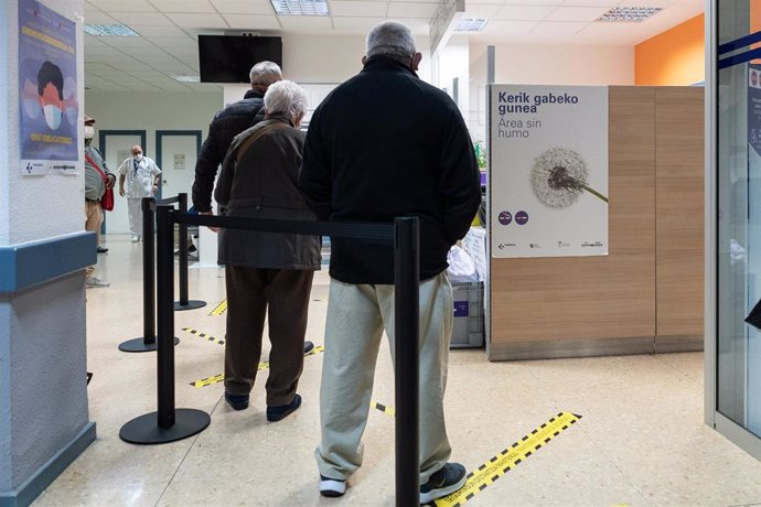 Cola de pacientes en un centro de salud