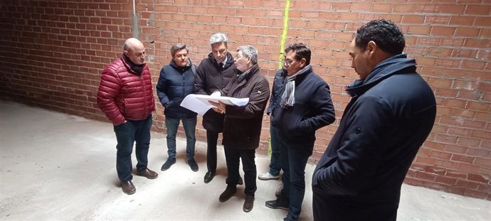 Lorite (tercero por la izda.) visita las obras de la piscina de Posadas.