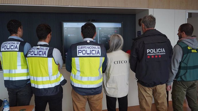 La Policía Nacional, la Guardia Civil y los Mossos d'Esquadra lideran una operación internacional contra el tráfico de armas, drogas e inmigración ilegal desde los Balcanes.