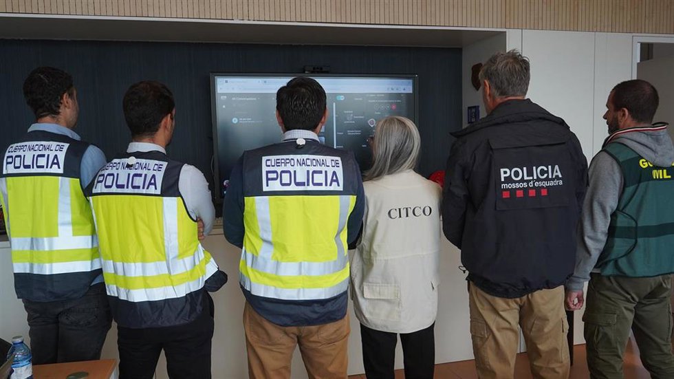 La Policía Nacional, la Guardia Civil y los Mossos d'Esquadra lideran una operación internacional contra el tráfico de armas, drogas e inmigración ilegal desde los Balcanes.