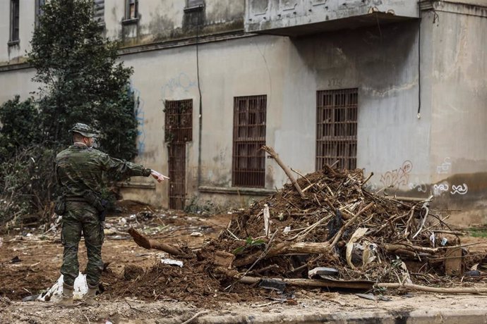 Un militar en las inmediaciones del lugar de Paiporta donde han hallado el cuerpo número 223, víctima de la dana