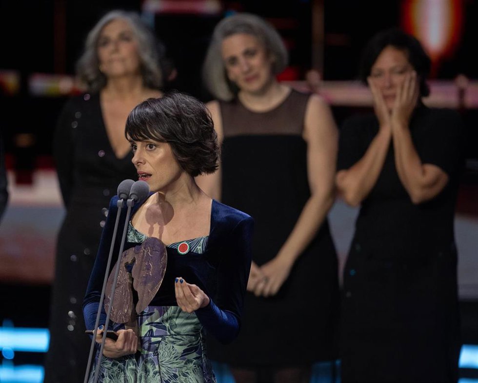Archivo - El equipo de la película '20.000 especies de abejas' recibe el premio a mejor 'Cine y educación en valores' durante la gala de entrega de la 29 edición de los Premios José María Forqué, en IFEMA MADRID Palacio Municipal, a 16 de diciembre de