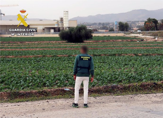 Un agente en una explotación agrícola inspeccionada