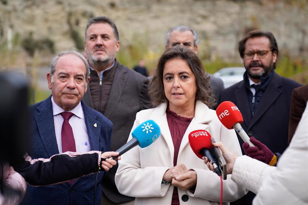 La consejera de Sostenibilidad y Medio Ambiente, Catalina García, atiende a los medios al inicio de la reunión del Consejo de Participación del Espacio Natural de Sierra Nevada en Pinos Genil (Granada).