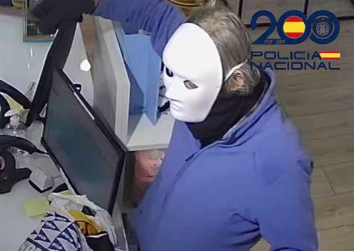 Imagen del enmascarado detenido tras robar en una farmacia de Cádiz.