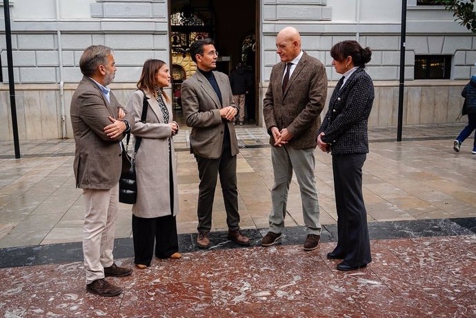 Comparecencia informativa de Paco Cuenca y Gerardo Sánchez, del PSOE, en el centro en la imagen, sobre el Parque de las Ciencias de Granada