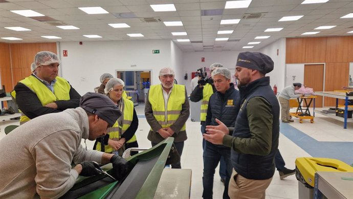 José Manuel Aranda y Mar Paños en la visita a Iberia Compositech Manufacturing.