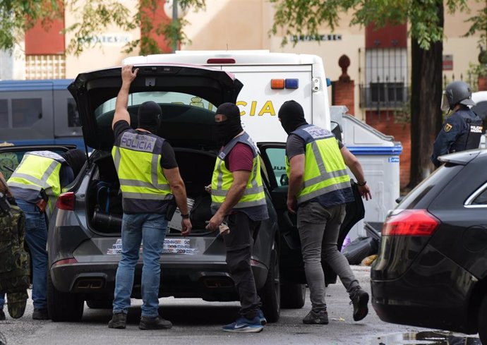 Archivo - Imagen de archivo de efectivos de la Policía Nacional desplegados en el Polígono Sur