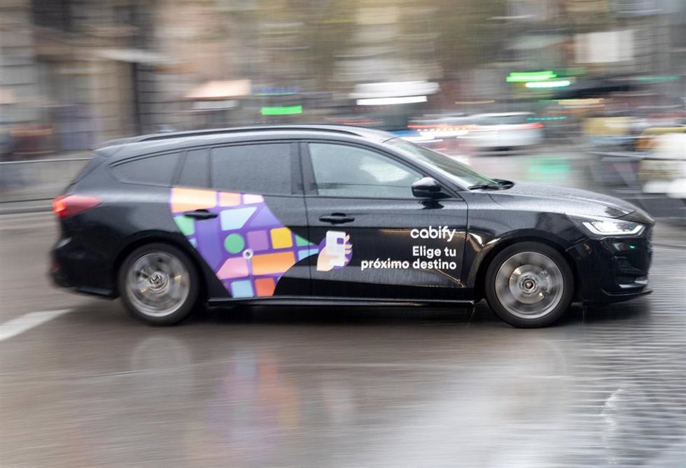 Un vehículo con licencia VTC circula por una calle.