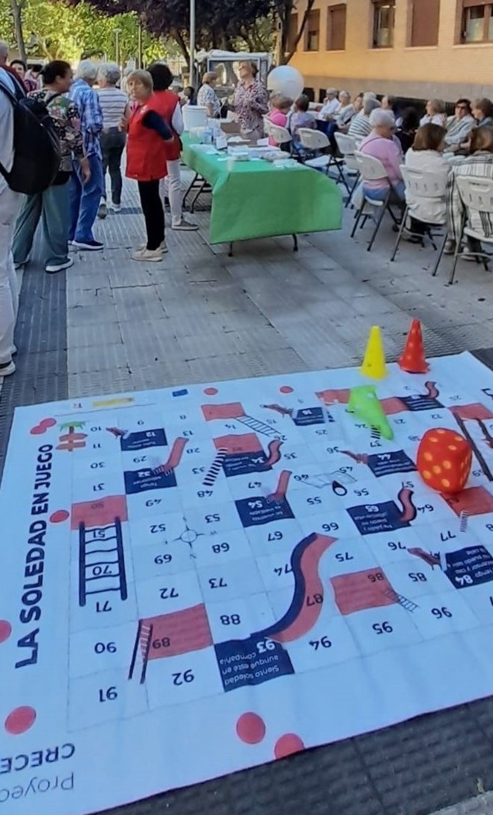 Volutnarios de Cruz Roja en un acto sobre la soledad no deseada.