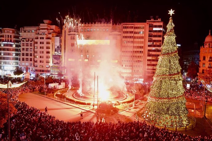 Imagen de la plaza del Ayuntamiento de València tras el encendido de las luces de Navidad de este año. 