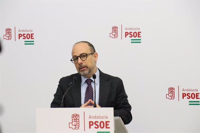 El portavoz de Universidad del PSOE-A en el Parlamento de Andalucía, Antonio Ruiz, interviene en la sede de su partido en Córdoba.