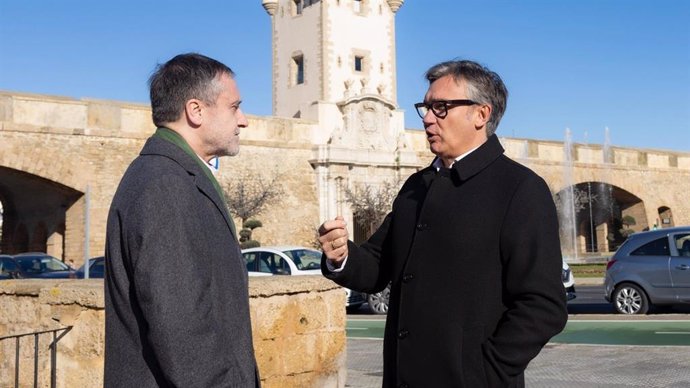 El diputado de Vox José Ortells y el portavoz del grupo en el Parlamento andaluz, Manuel Gavira, este viernes en Cádiz