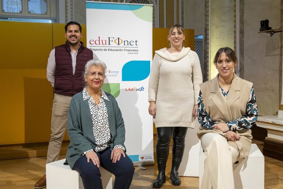 Edufinet acerca un año más la educación financiera y digital a unas 750 personas mayores a través de la obra de teatro Las cosas fáciles