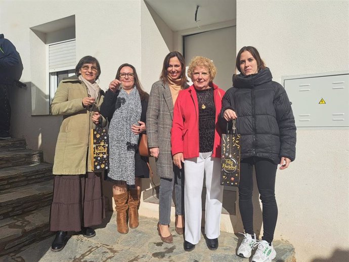 Entrega de llaves para nueva vivienda en alquiler en Laroya (Almería).