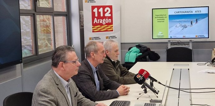 De izquierda a derecha Laurentino Ceña, Miguel Ángel Clavero y Rafael Requena, en la presentación de la campaña de prevención de accidentes en la montaña invernal