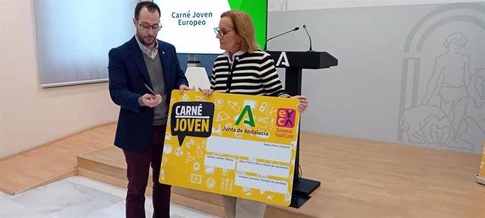 El coordinador provincial del Instituto Andaluz de la Juventud, José Luis de la Torre, y la delegada de Inclusión Social, Juventud, Familias e Igualdad de la Junta en Granada, Matilde Ortiz