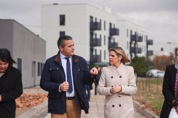 El consejero de Vivienda, Jorge Rodrigo, y la alcaldesa de Alcalá de Henares, Judith Piquet, visitan las viviendas del Plan Vive en Alcalá de Henares.