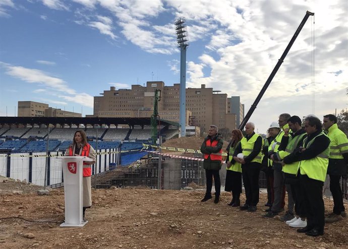 La alcaldesa de Zaragoza y presidenta de la Sociedad La Nueva Romareda, Natalia Chueca, en una visita a las obras del nuevo estadio