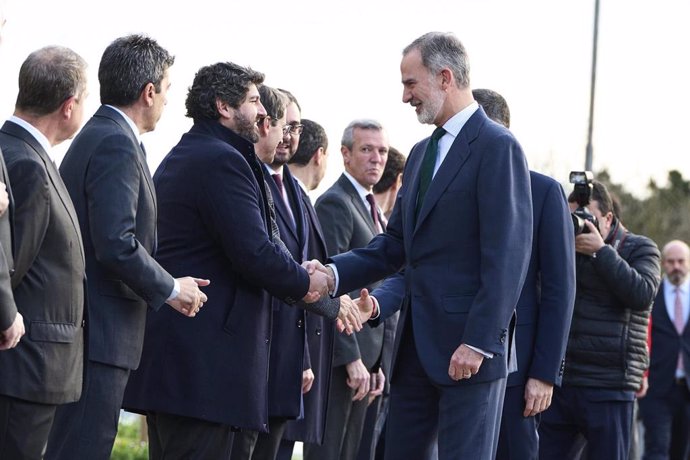 El presidente del Gobierno, Pedro Sánchez y el Rey, Felipe VI, saludan al presidente de a Región de Murcia, Fernando López Miras, a su llegada a la XXVII Conferencia de Presidentes, en el Palacio de la Magdalena, a 13 de diciembre de 2024, en Santander, C