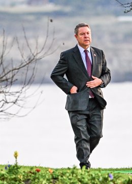 El presidente de la Junta de Castilla-La Mancha, Emiliano García-Page, a su llegada a la XXVII Conferencia de Presidentes, en el Palacio de la Magdalena, a 13 de diciembre de 2024, en Santander.