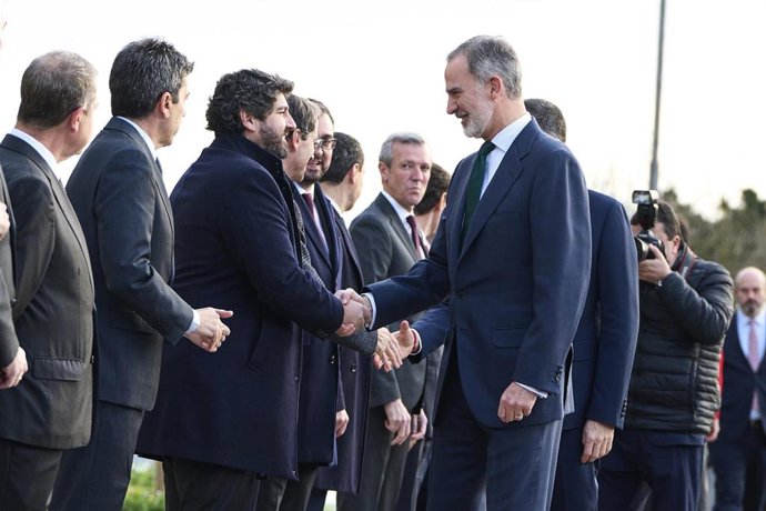 El presidente del Gobierno, Pedro Sánchez y el Rey, Felipe VI, saludan al presidente de a Región de Murcia, Fernando López Miras, a su llegada a la XXVII Conferencia de Presidentes, en el Palacio de la Magdalena, a 13 de diciembre de 2024, en Santander, C