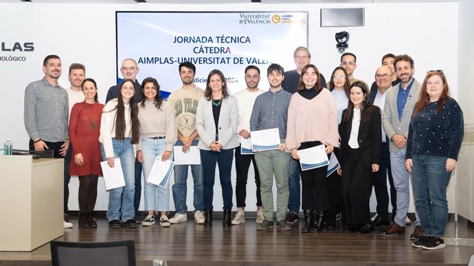 La Cátedra AIMPLAS-UV premia proyectos que se apoyan en la IA y soluciones innovadoras para la circularidad de los plásticos