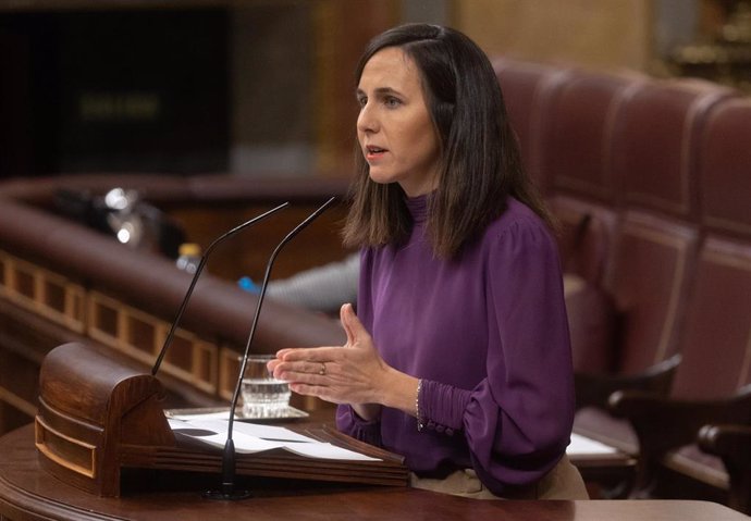 La secretaria general de Podemos, Ione Belarra, interviene durante una sesión plenaria, en el Congreso de los Diputados, a 27 de noviembre de 2024, en Madrid (España).