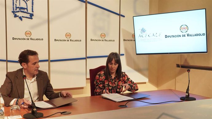 El presidente de la institución provincial y la la presidenta de la asociación, Patricia García, han presentado este viernes el primer convenio suscrito entre ambas instituciones que impulsa nuevas líneas de trabajo