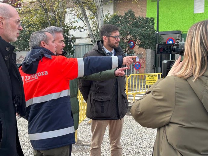 El concejal del grupo municipal de VOX en el Ayuntamiento de Zaragoza, Armando Martínez, visita las obras para la apertura de la calle Isla Dragonera