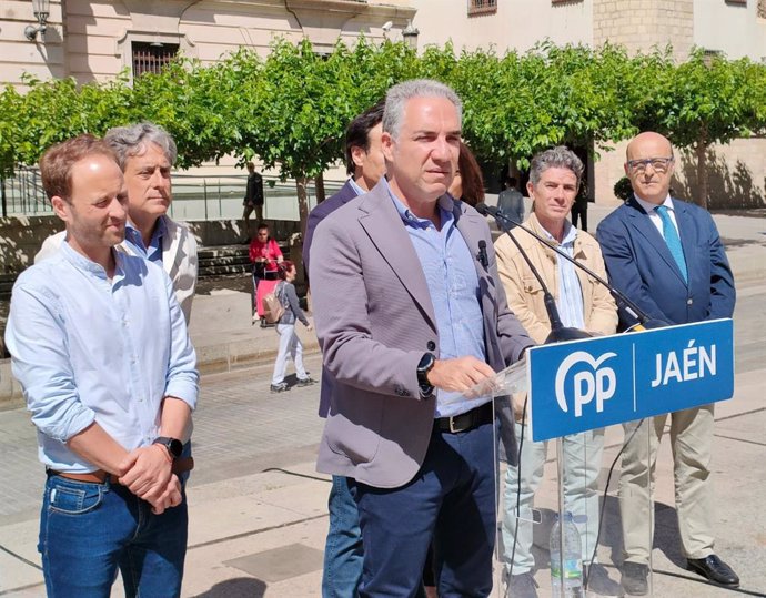 Archivo - El vicesecretario de Coordinación Autonómica y Local y Análisis Electoral del PP, Elías Bendodo, en una comparecencia junto a responsables del PP de Jaén. (Foto de archivo)