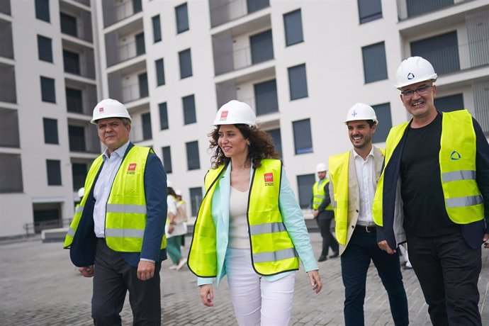 Archivo - La presidenta de la Comunidad de Madrid, Isabel Díaz Ayuso, en su visita a los pisos de alquiler asequible de la nueva promoción del Plan Vive en Torrejón de Ardoz