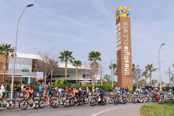 Paso de la Volta a Catalunya 2024 por Viladecans, que acogerá una salida de etapa en 2025