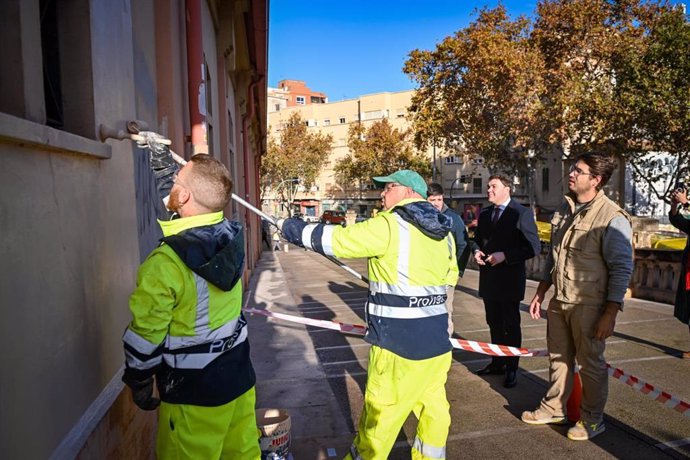 Operarios limpiando las pintadas vandálicas en el Pont desTren.