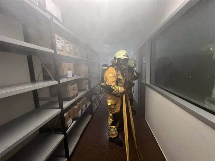 Bomberos de Palma participan en un simulacro de incendio en Son Llàtzer.