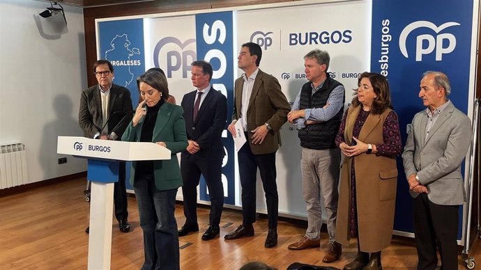 Un momento de la intervención de Gamarra rodeada de los parlamentarios y senadores de Burgos