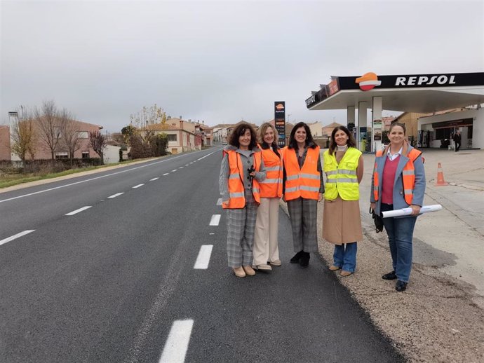 La jefa de servicio de Fomento, Eva Martínez Izda); la alcaldesa de Santa María la Real, Pilar Ares; alcaldesa; la secretaria general de la Consejería de Movilidad y Transformación Digital, Natalia Flórez; la delegada territorial Raquel Alonso