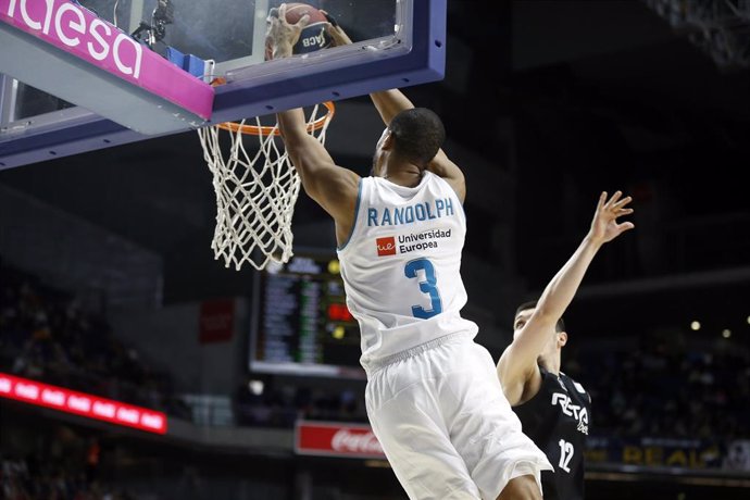 Archivo - Anthony Randolph hace un mate durante un partido con el Real Madrid