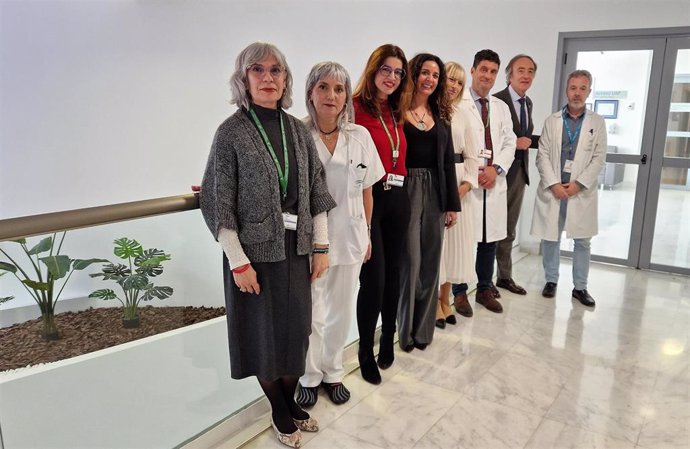 Firma del convenio entre el Clínico San Cecilio de Granada y la Asociación de Parkinson, a la que ha asistido el delegado de Salud de la Junta, Indalecio Sánchez-Montesinos, al fondo en la imagen