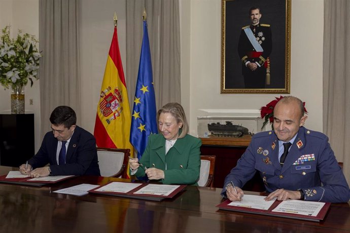 Firma de la cesión de los terrenos para el campus de pruebas avanzadas del Cetedex.