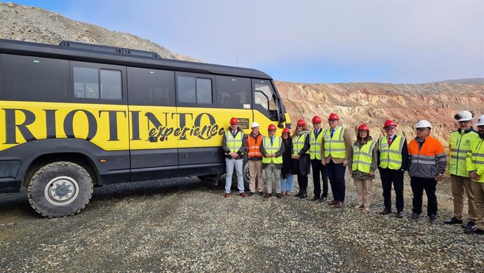 El consejero de Turismo y Andalucía Exterior de la Junta de Andalucía, Arturo Bernal, acompañado por otras autoridades, en la primera visita a la mina en activo con el producto turistico Riotinto Experience.