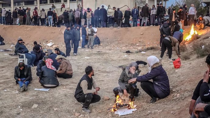 Personas a las puertas de la prisión de Sednaya, en Siria, tras la caída del régimen de Bashar al Assad y la liberación de cientos de presos