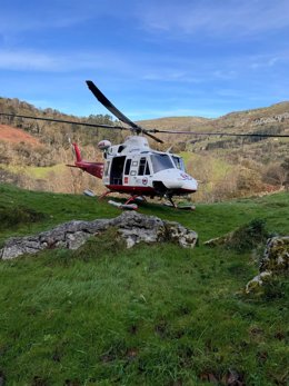 Evacuada en helicóptero una mujer del puerto de los Machucos.