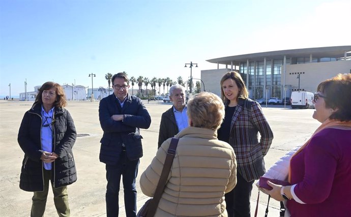 La alcaldesa de València, María José Catalá, visita a las obras de renovación del alcantarillado y de reurbanización de la avenida de la Malva-rosa