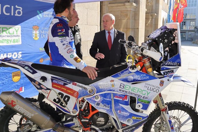 El piloto Eduardo Iglesias junto al presidente de la Diputación de Lugo, José Tomé Roca