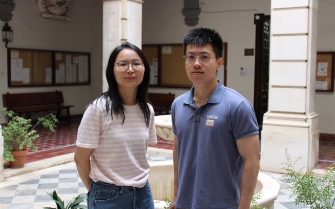 Lingzhi e Ivan Liao, estudiantes de un máster en la Universidad de Sevilla.